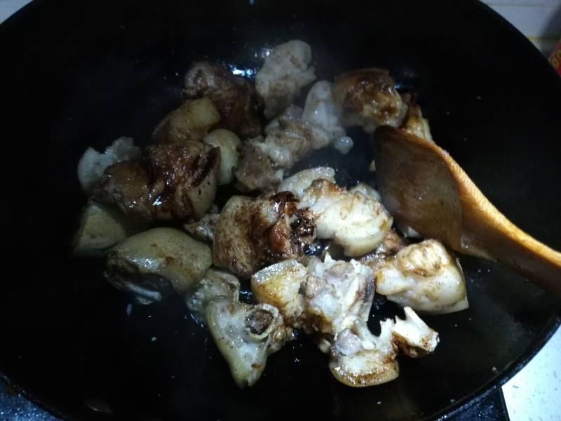 Steps for Making Beer Braised Pig's Trotters