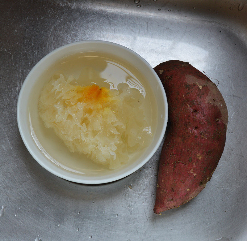 Steps for Making Sweet Potato and Tremella Soup