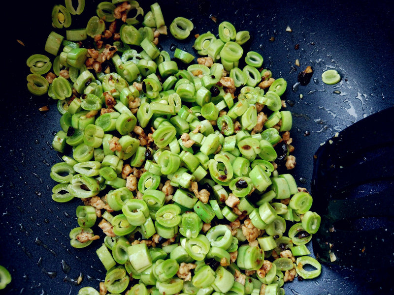 Step-by-Step Guide for Sautéed Green Beans with Diced Pork