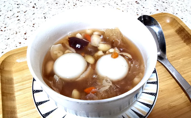 Sweet Soup with Lily, Lotus Seeds, and Tremella Fungus