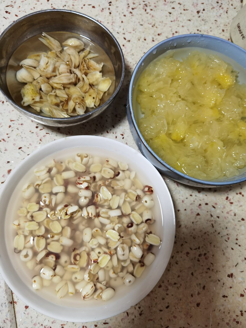 Steps for Making Sweet Soup with Lily, Lotus Seeds, and Tremella Fungus