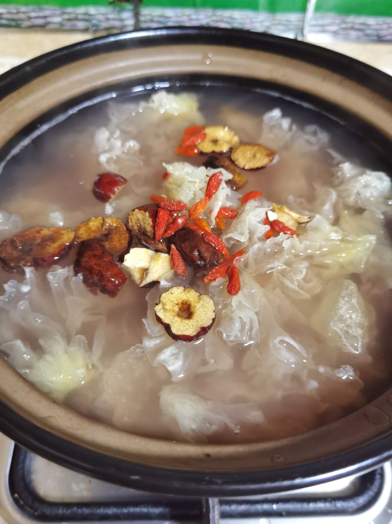 Steps for Making Sweet Soup with Lily, Lotus Seeds, and Tremella Fungus