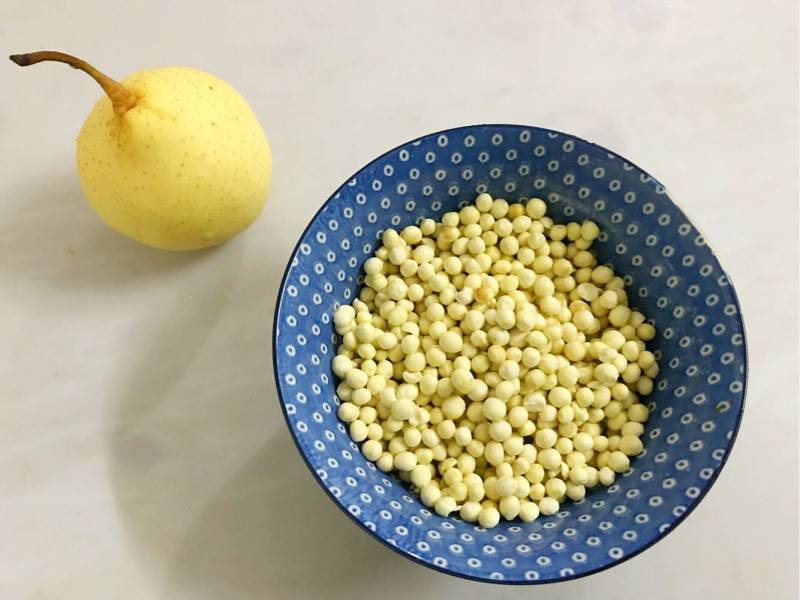 Steps for Making Pear and Gorgon Fruit Sweet Soup