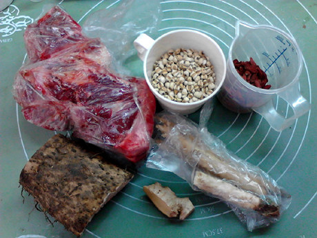 Steps for Making Chinese Yam, Adenophora, Coix Seed, and Beef Bone Soup