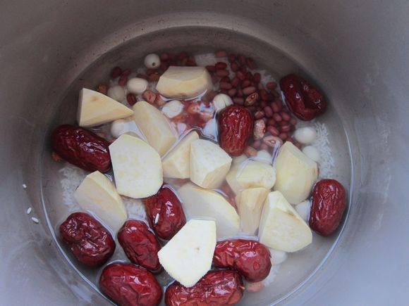 Steps to Make Sweet Potato and Lotus Seed Congee