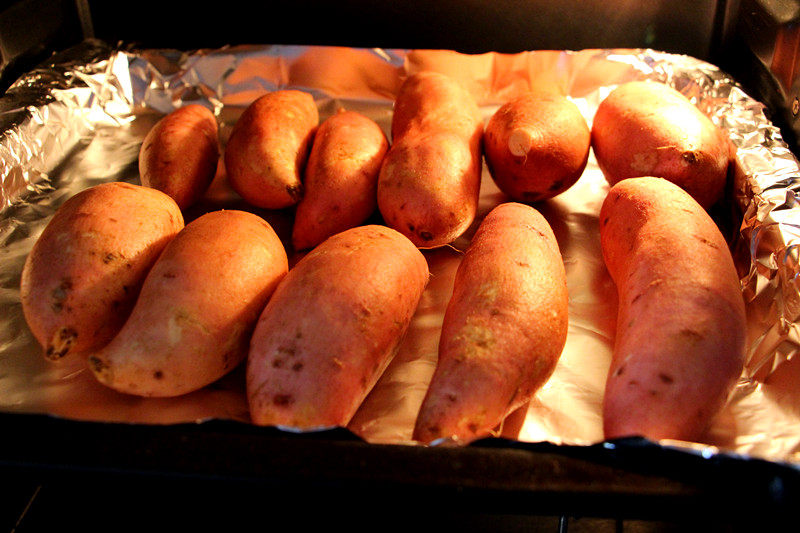 Steps for Making Sweet Baked Sweet Potatoes