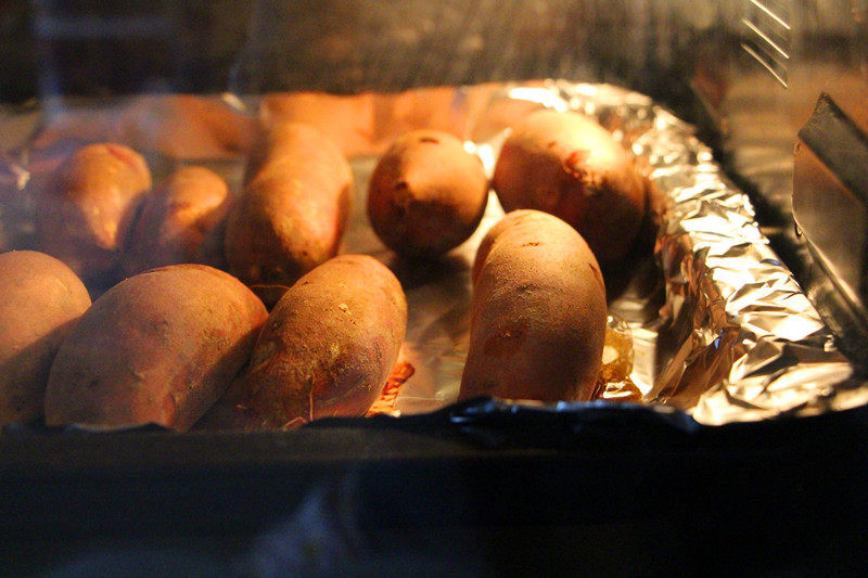 Steps for Making Sweet Baked Sweet Potatoes