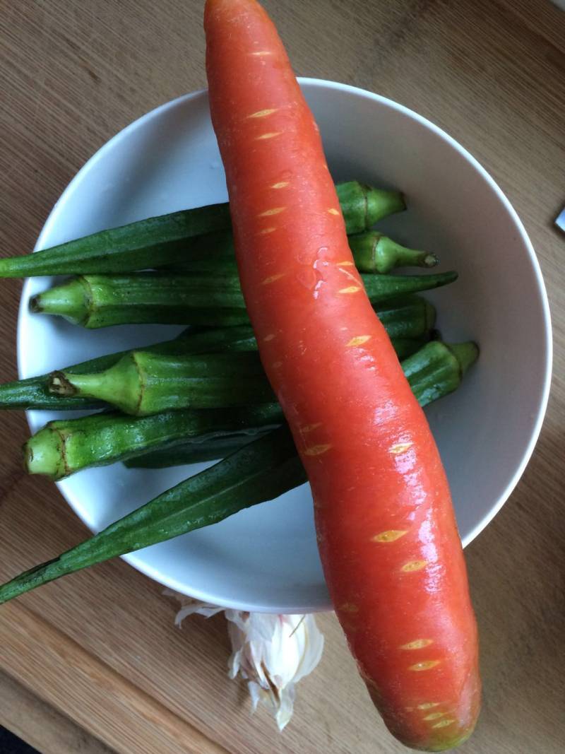 Steps for Making Okra and Carrot Salad