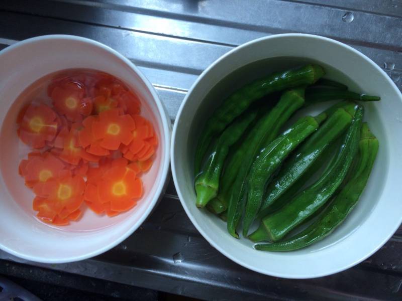 Steps for Making Okra and Carrot Salad