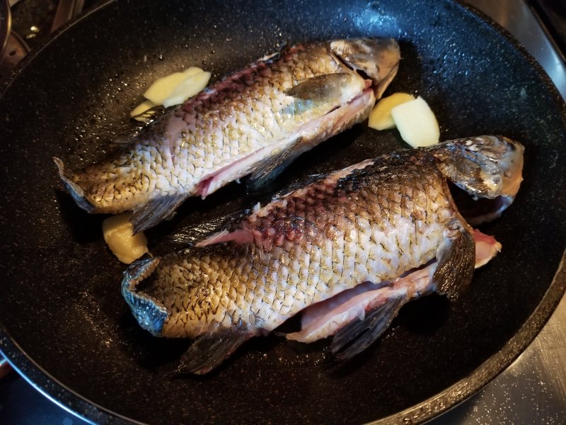 Steps for cooking Carp and Radish Soup