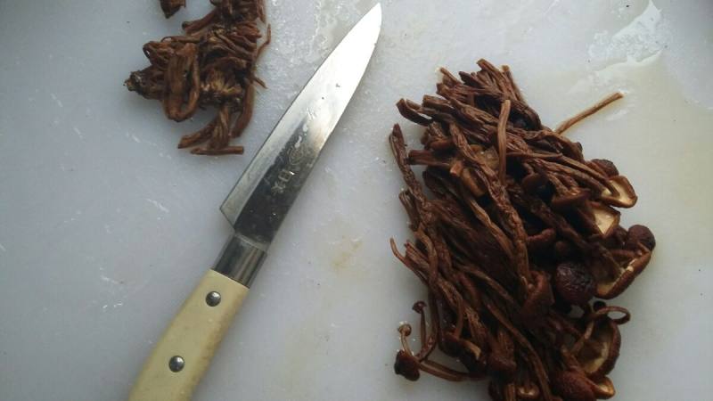 Steps for Cooking Tea Tree Mushroom Stewed Pork Ribs