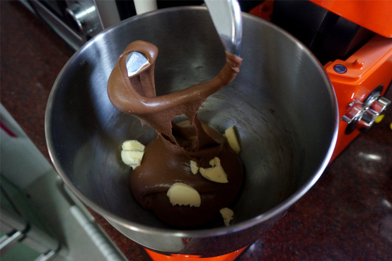 Steps for Making Chocolate Sauce Soft Toast