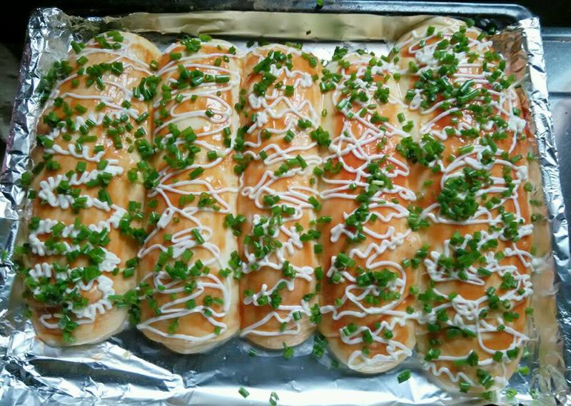 Steps for Making Green Onion Salad Bread Rolls