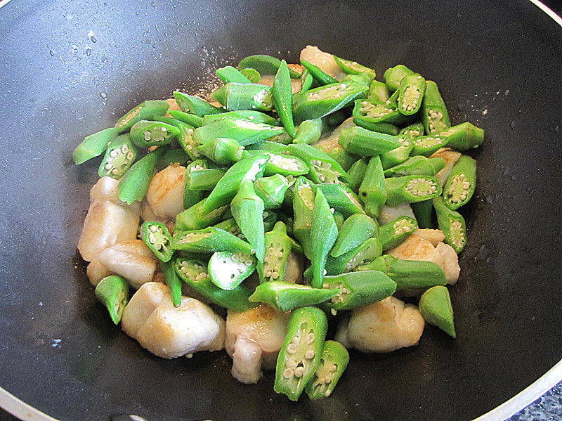 Steps for Cooking Fish Fillet Stir-Fried Okra