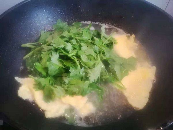 How to Remove the Fishy Smell from Eggs: Celery Leaf Egg Soup Step by Step