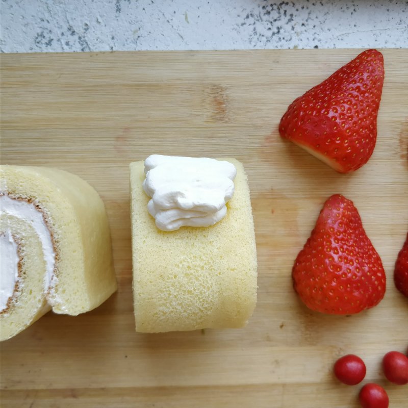 Steps to Make Santa Claus Strawberry Cake Roll