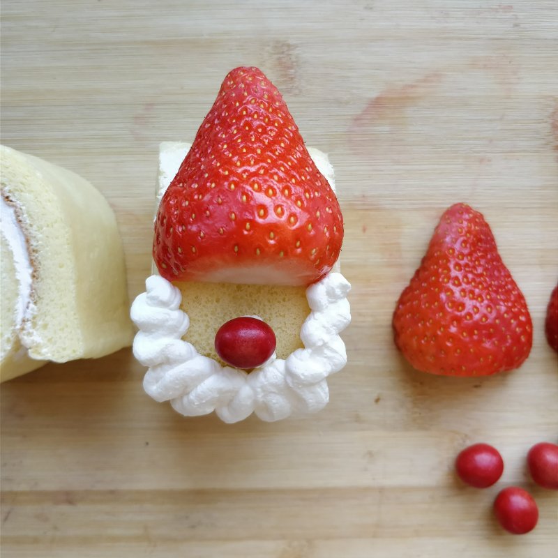 Steps to Make Santa Claus Strawberry Cake Roll