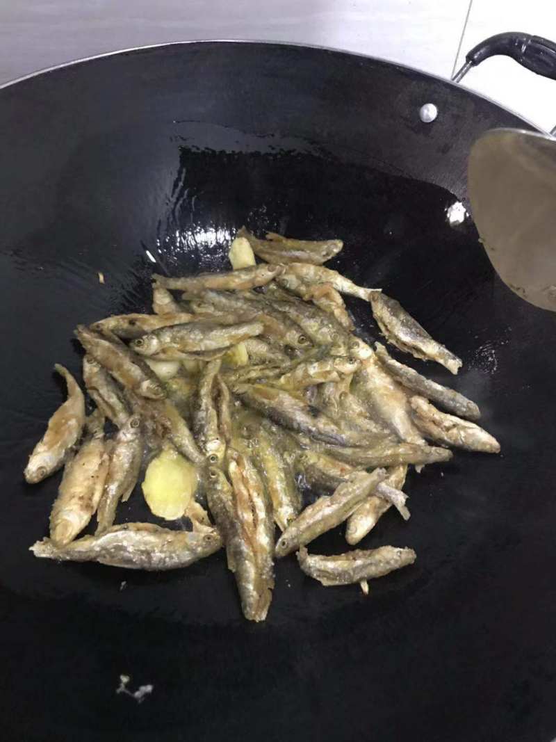 Steps for Making Spicy Fried Small Fish