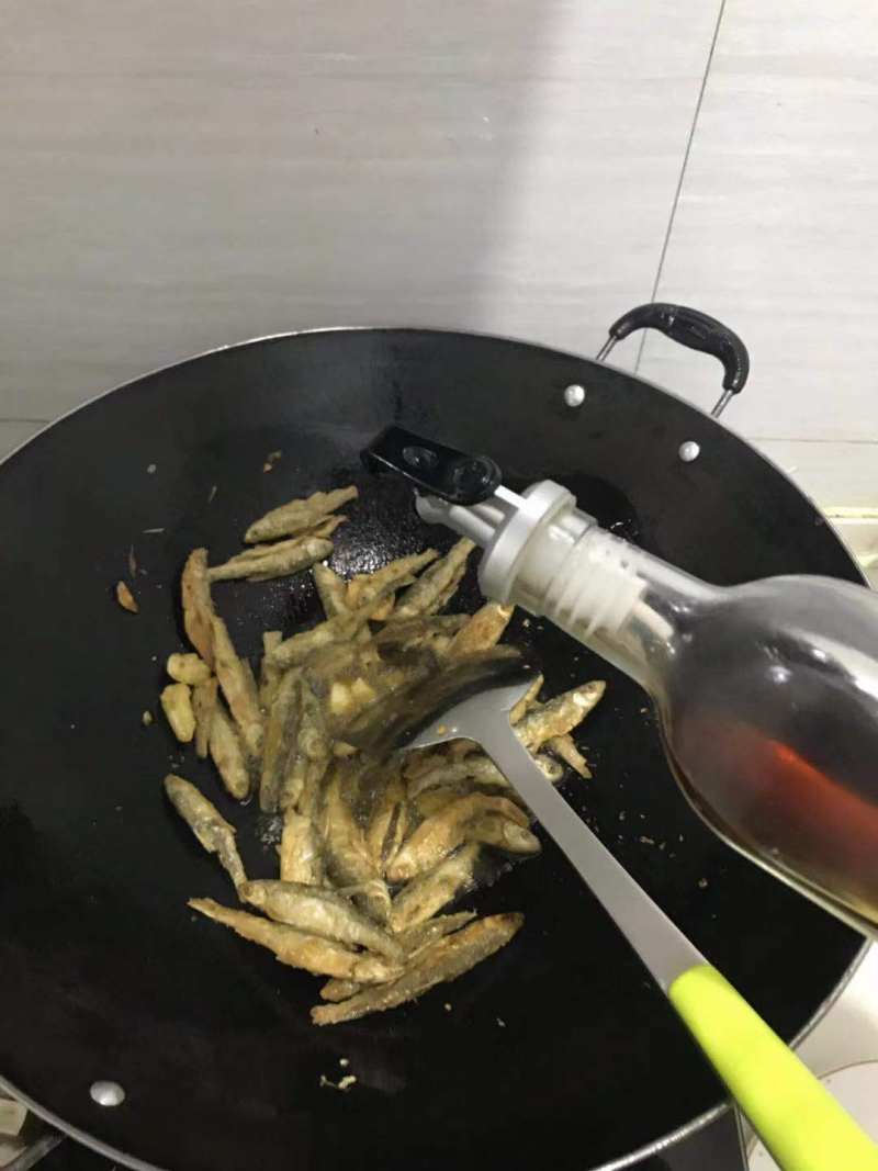 Steps for Making Spicy Fried Small Fish