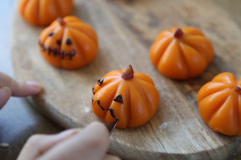 Step-by-Step Guide to Making a Halloween Pumpkin Cake