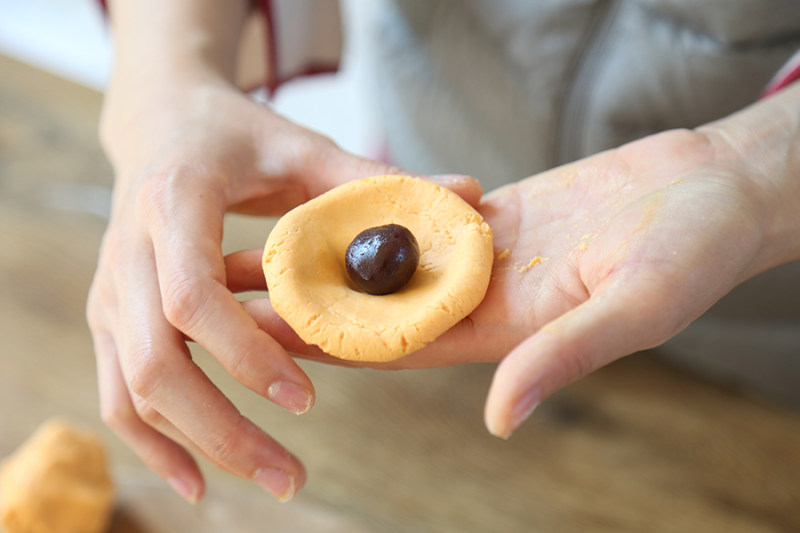 Step-by-Step Guide to Making a Halloween Pumpkin Cake