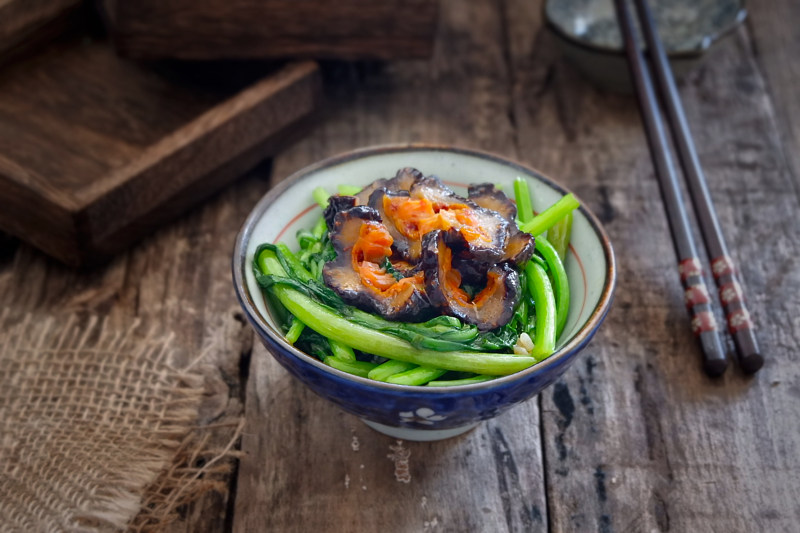 Stir-Fried Red Ginseng with Chrysanthemum Greens