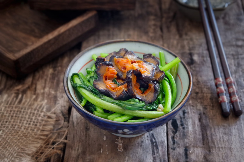 Stir-Fried Red Ginseng with Chrysanthemum Greens