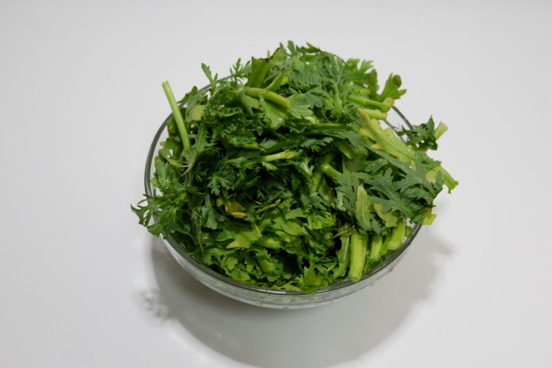 Step-by-Step Cooking Instructions for Stir-Fried Red Ginseng with Chrysanthemum Greens