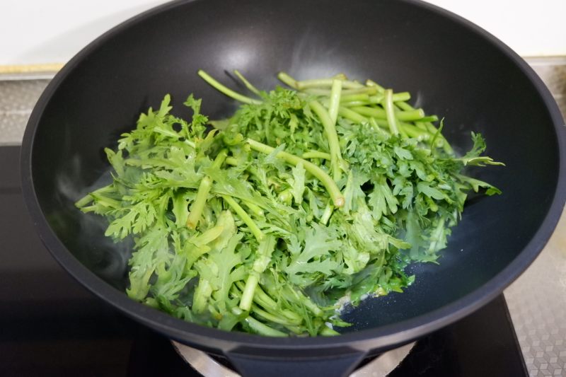 Step-by-Step Cooking Instructions for Stir-Fried Red Ginseng with Chrysanthemum Greens