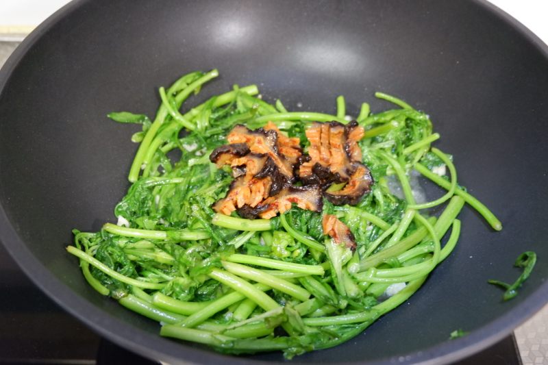 Step-by-Step Cooking Instructions for Stir-Fried Red Ginseng with Chrysanthemum Greens