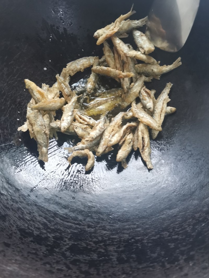 Detailed Steps for Green Pepper Stir-Fried Dried Fish