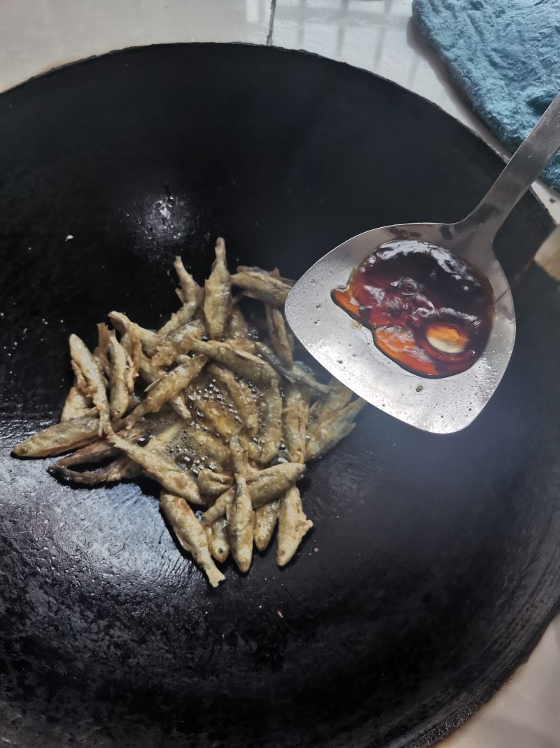 Detailed Steps for Green Pepper Stir-Fried Dried Fish