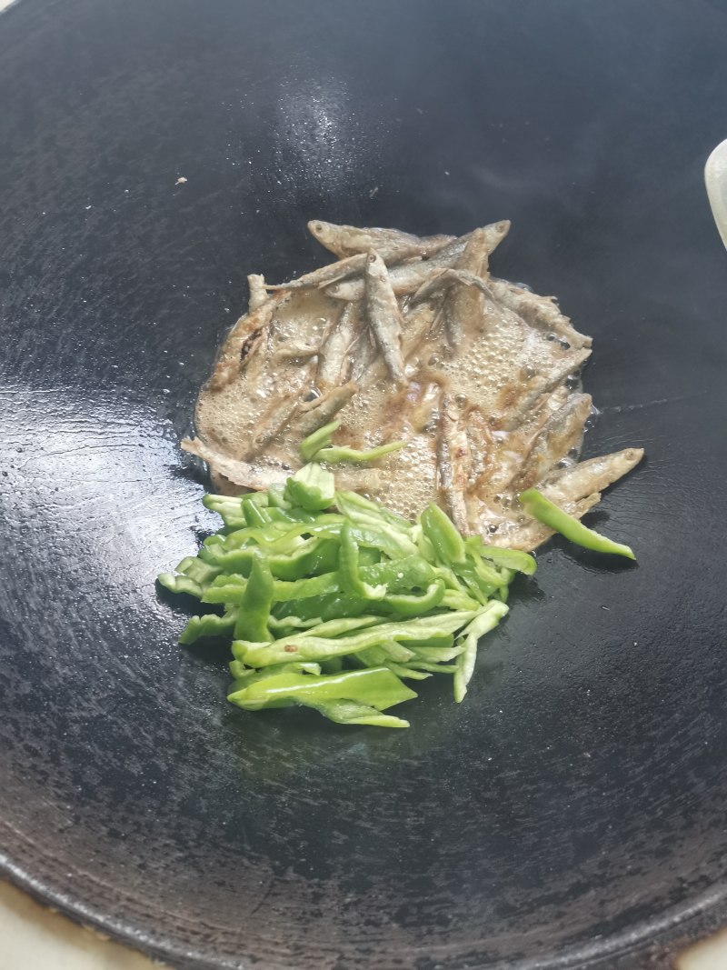 Detailed Steps for Green Pepper Stir-Fried Dried Fish