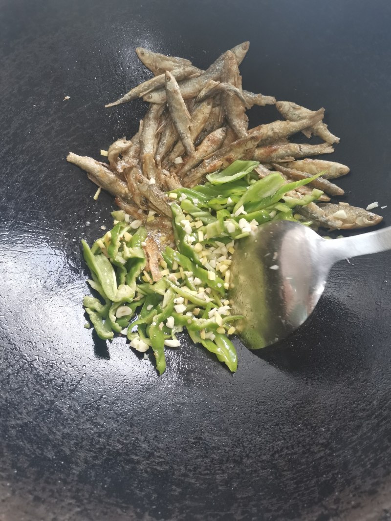 Detailed Steps for Green Pepper Stir-Fried Dried Fish