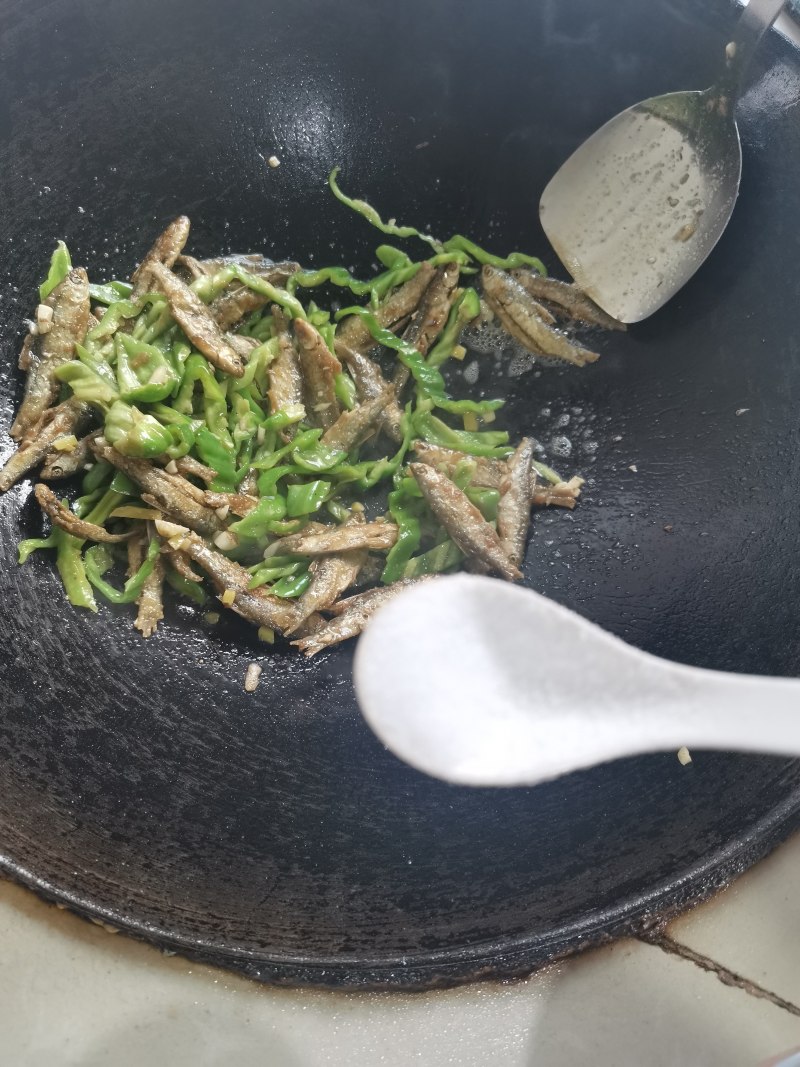 Detailed Steps for Green Pepper Stir-Fried Dried Fish