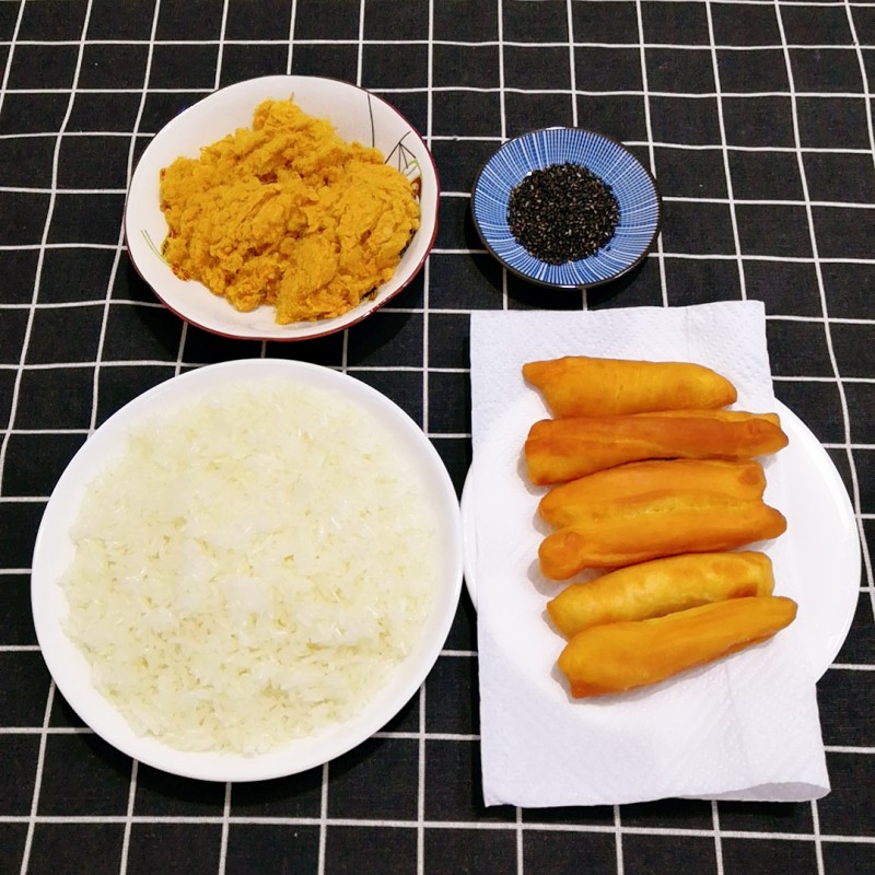 Steps for cooking Glutinous Rice Meat Floss Bun and Fried Dough Stick