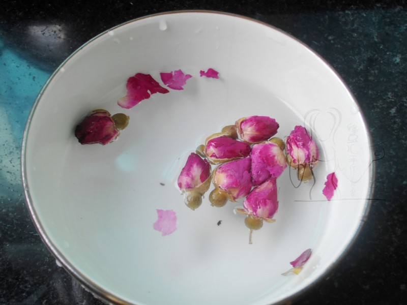 Steps for cooking Rose Coix Seed Porridge