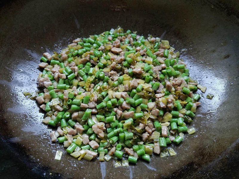 Steps for Cooking Sour Cabbage and String Bean Stir-fry with Diced Pork