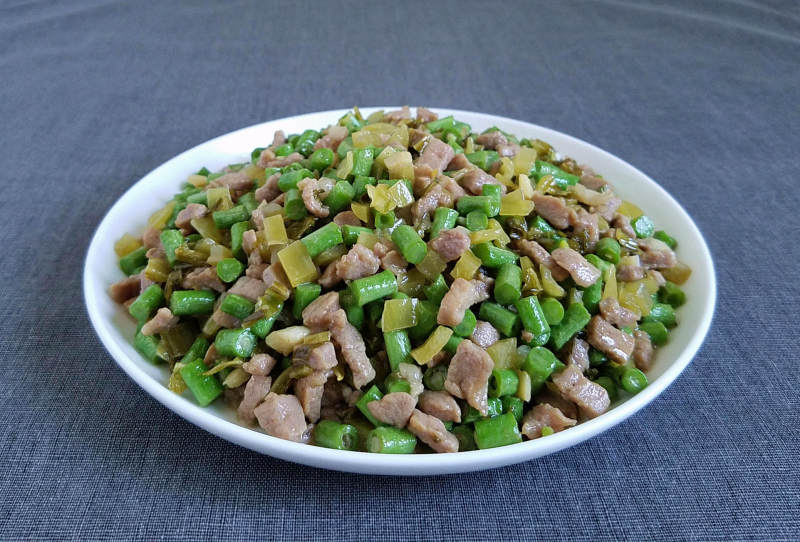 Steps for Cooking Sour Cabbage and String Bean Stir-fry with Diced Pork