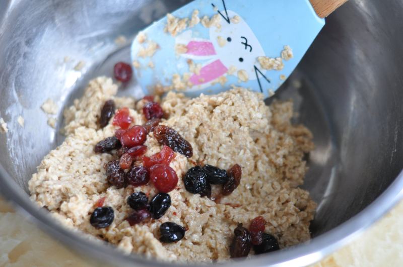 Steps for Making Oatmeal Raisin Cookies