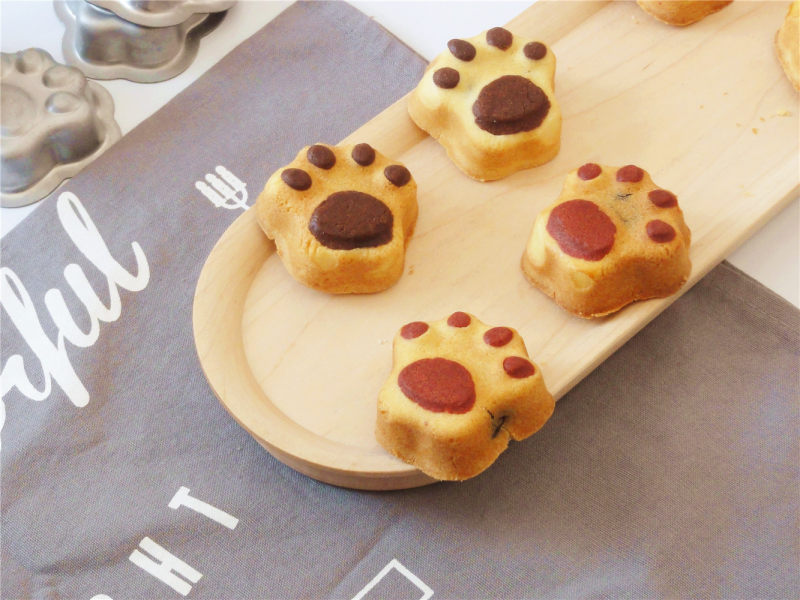 Cat's Paw Date Pastry