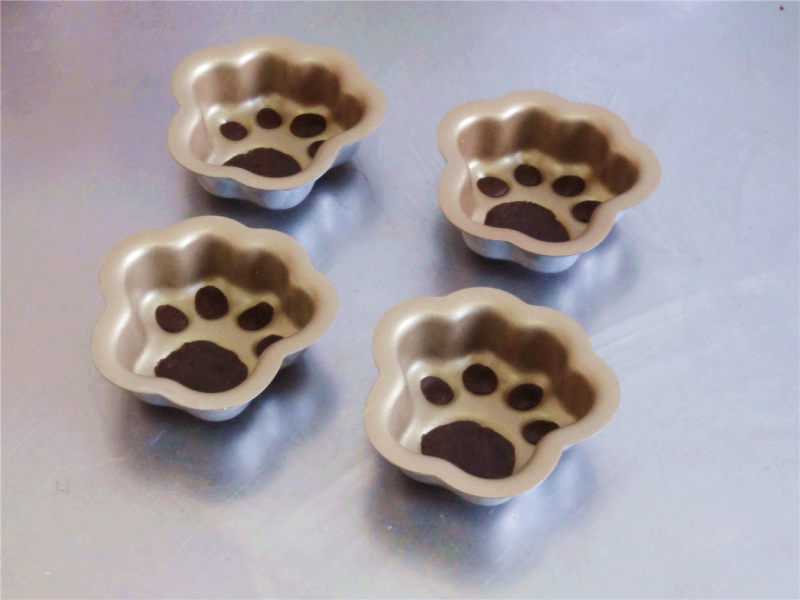 Steps for Making Cat's Paw Date Pastry