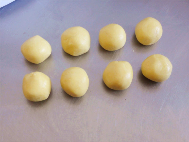 Steps for Making Cat's Paw Date Pastry