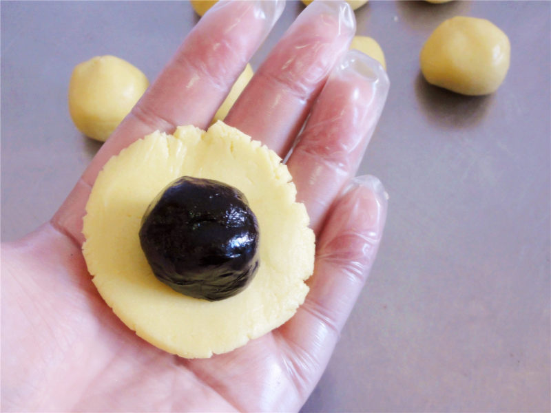 Steps for Making Cat's Paw Date Pastry