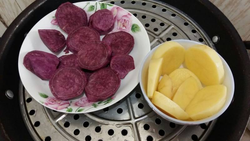 Steps for Making Two-color Ball Dumplings