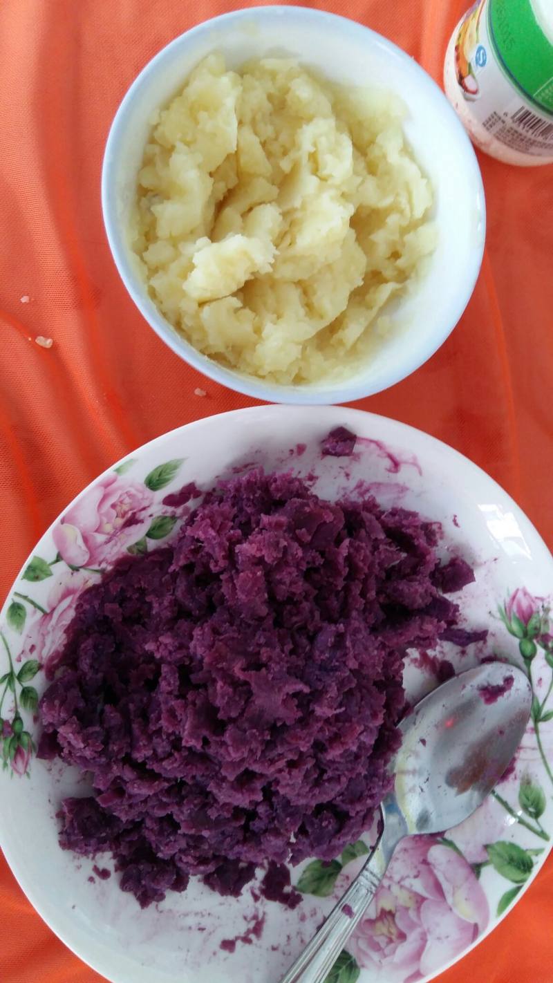 Steps for Making Two-color Ball Dumplings