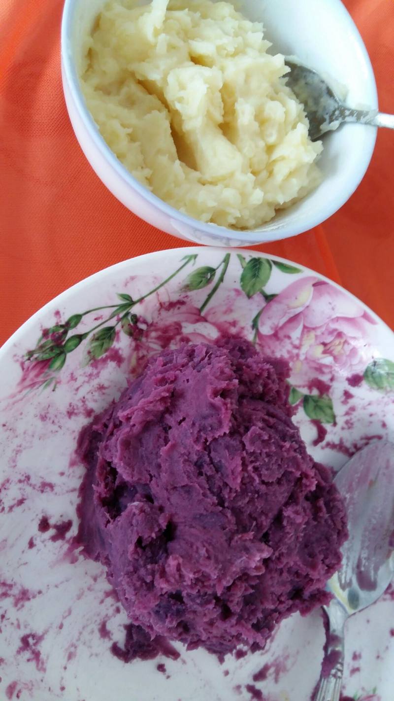 Steps for Making Two-color Ball Dumplings