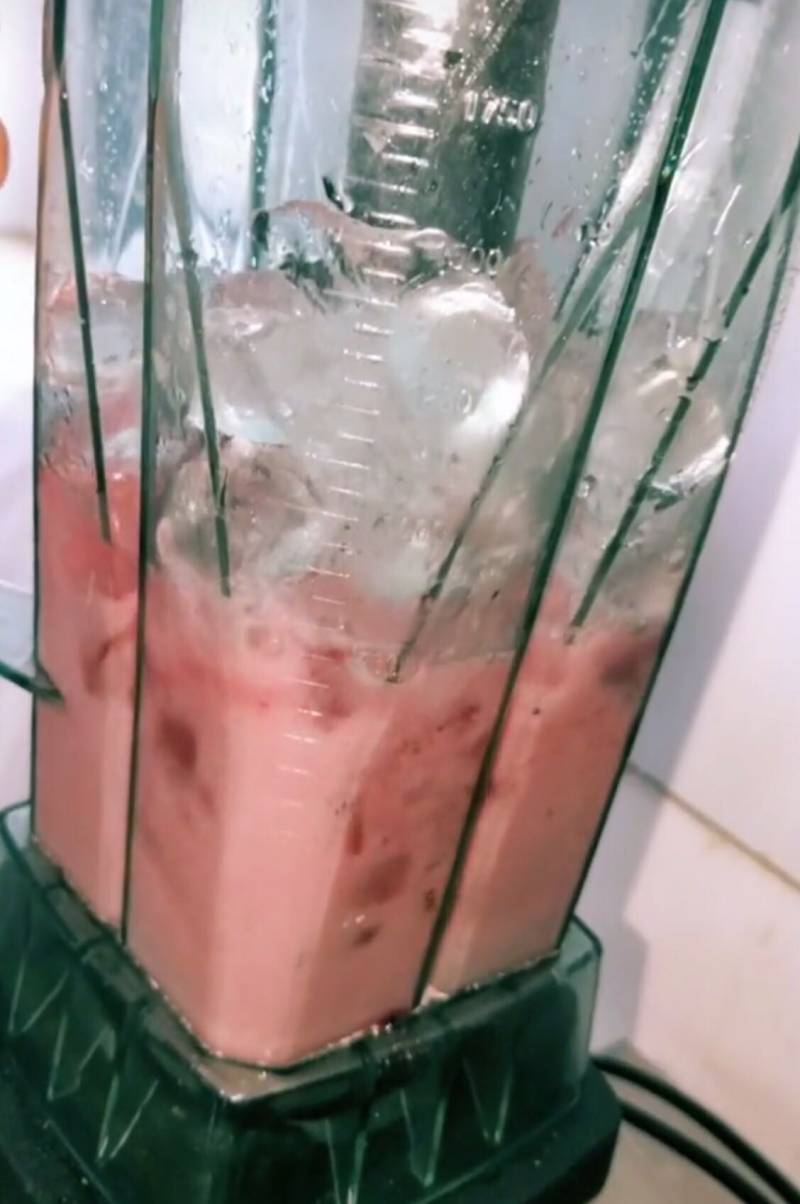 Steps for Making Strawberry Blueberry Smoothie