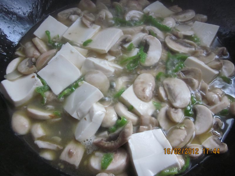 Steps for Cooking Mushroom and Tofu Stew