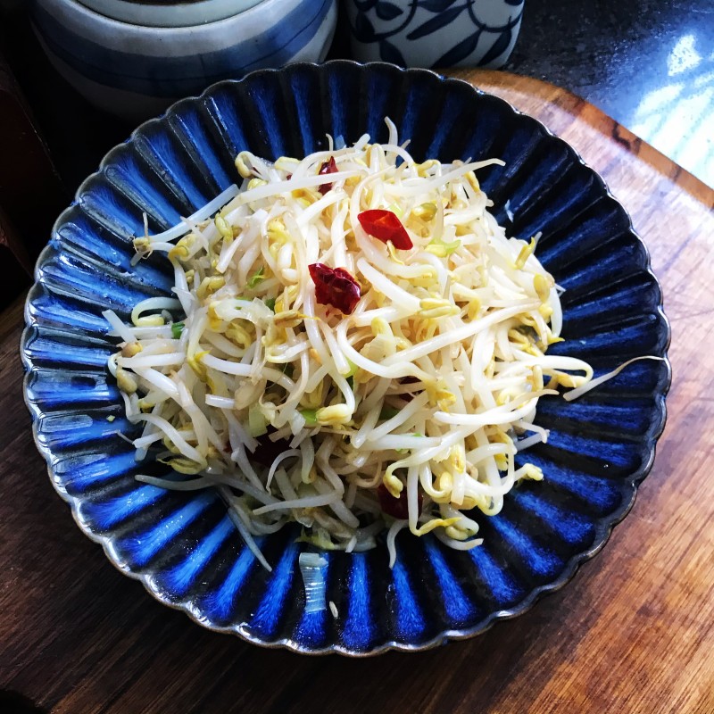 Steps for Making Stir-Fried Bean Sprouts with Walnut Oil